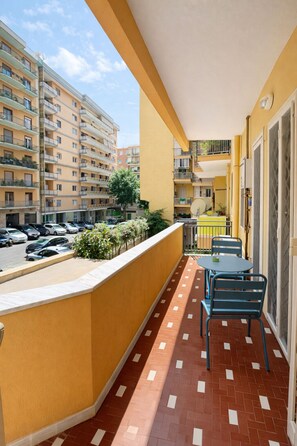 Comfort Double Room | Terrace/patio - Vomerooms (Naples)