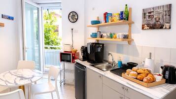 Café da manhã com buffet grátis todos os dias