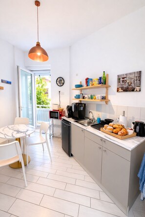 Free daily buffet breakfast - Vomerooms (Naples)