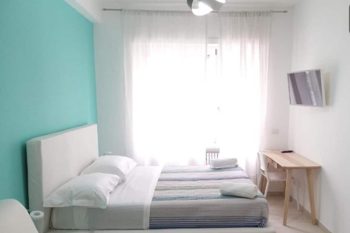 Comfort vierpersoonskamer | Luxe beddengoed, een kluis op de kamer, een bureau, een laptopwerkplek