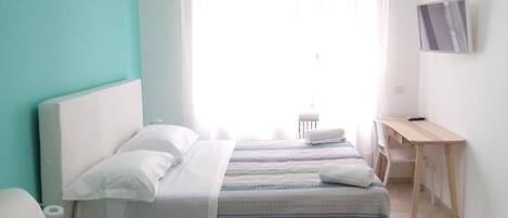 Firemannsrom – comfort | Sengetøy av topp kvalitet, safe på rommet og skrivebord