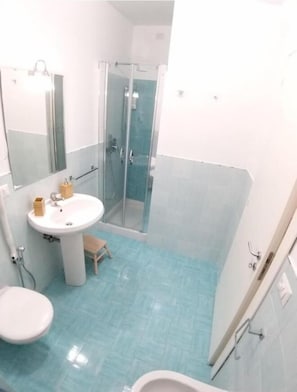 Rainfall showerhead, free toiletries, hair dryer, bidet