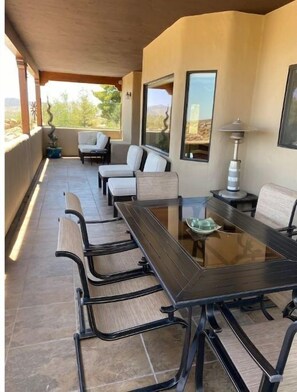 Outdoor dining - Casa De Cielo - Very private with POOL (Yucca Valley)