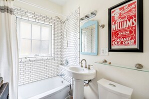 Casa, varias camas, patio, vista al jardín (Life off SoCo) | Baño | Toallas y papel de baño 