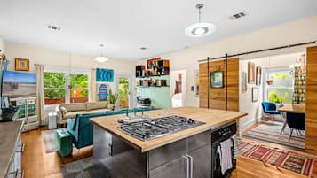 Talo, useita sänkyjä, patio, näköala puutarhaan (Life off SoCo) | Sisätilat