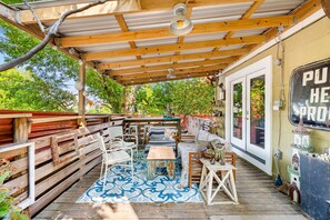 Outdoor dining - Eclectic 3 Bedroom Block From South Congress! (Austin)