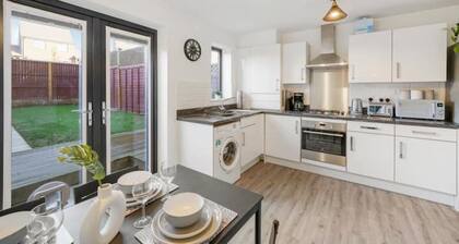 Kent Ebbsfleet Townhouse sleeps 9 free parking