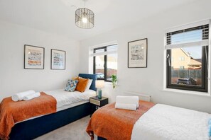 5 bedrooms, iron/ironing board, WiFi, bed sheets