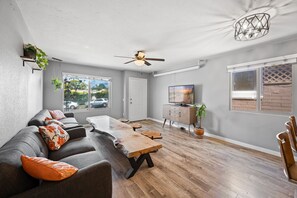 Living area - University Heights 4 bd/2 bath  (San Diego)