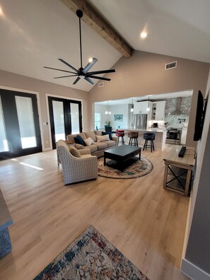 Smart TV, fireplace - Horizon Hilltop Lakehouse (Horseshoe Bay)