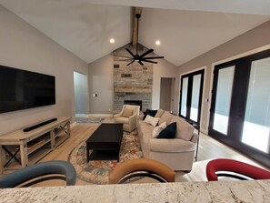 Smart TV y chimenea 