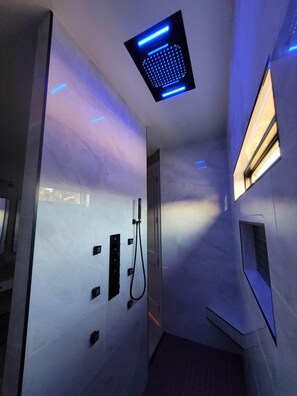 Interior - Horizon Hilltop Lakehouse (Horseshoe Bay)