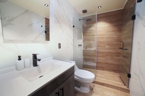 Ducha, secador de pelo, toallas y jabón