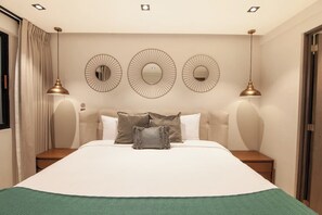 2 dormitorios, caja fuerte, escritorio y tabla de planchar con plancha