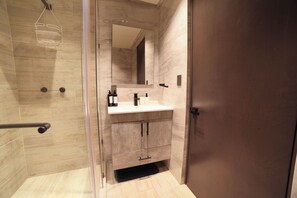 Shower, hair dryer, towels, soap - Embrace Today's Elegance: Capullo's Nowness Bathed in Roma Norte Sunlight.
 (Ciudad de México)
