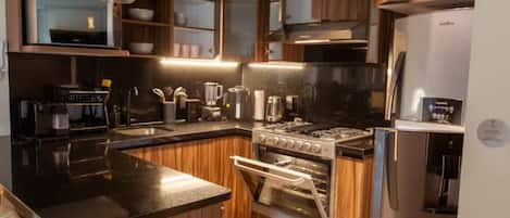 Réfrigérateur, micro-ondes, four, plaque de cuisson