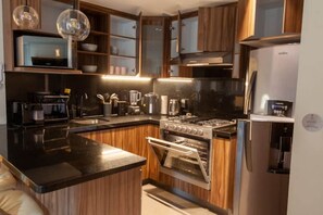 Een koelkast, een magnetron, een oven, een kookplaat