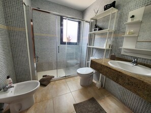 Shower, hair dryer, towels, soap - Villa Perla DEL MAR (Castillo Caleta de Fuste)