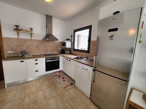 Kjøleskap, mikrobølgeovn, kokeplater og oppvaskmaskin