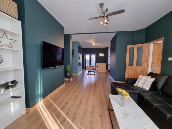 Smart TV, table football - Charming 3-bed house near LFC stadium, only 10 mins drive to city centre! (Anfield)