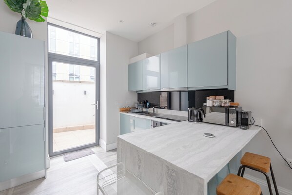 Mikrowelle, Ofen, Herdplatte, Wasserkocher mit Kaffee-/Teezubehör