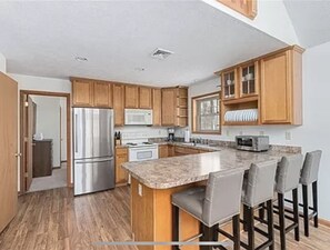 Kylskåp, mikrovågsugn, ugn och spishäll