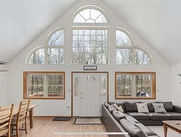 Smart-tv och eldstad