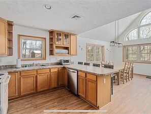 Fridge, microwave, oven, stovetop - 3-level home w/ open floor plan, hot tub & golf cart access - near everything! (pocono lake)