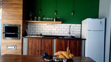 Refrigerador con freezer, microondas, horno, licuadora