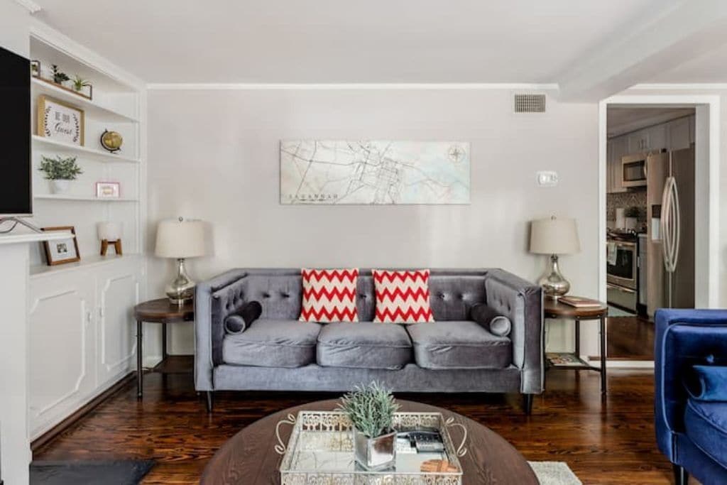 TV connectée, cheminée, livres, chaîne hi-fi