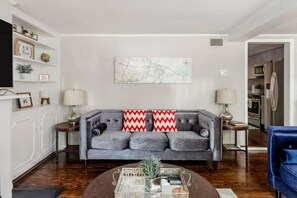 Televisor intel·ligent, llar de foc, llibres i estèreo 