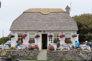 Outdoor dining - Doonagore Lodge with Spectacular Elevated Seaviews (Doolin)