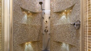 Dusj, hårføner, bidé og håndklær