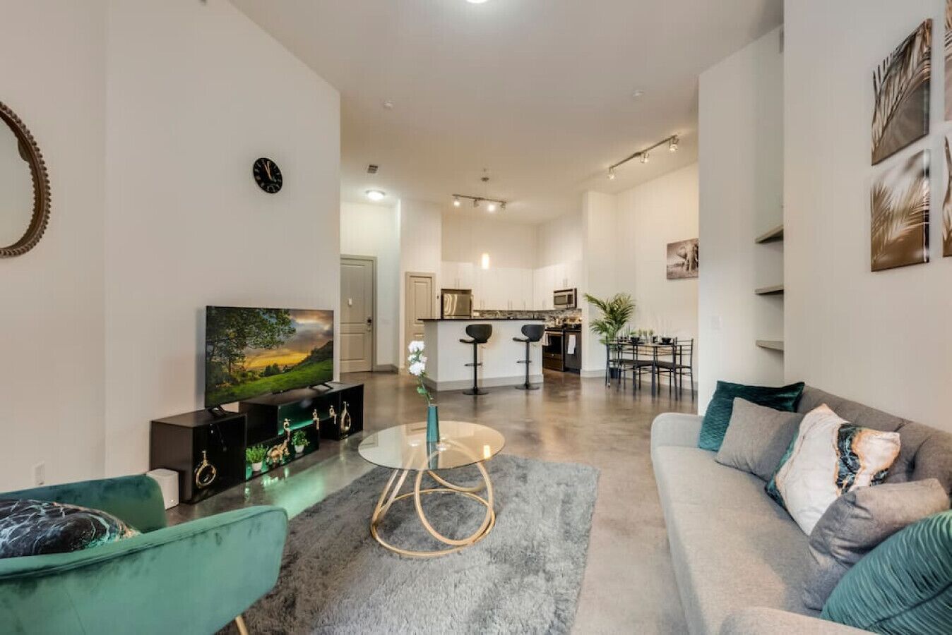 Stylish 2BR I Pool I Gym I Free Parking I Workspace