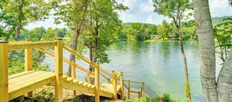 Flippin Home w/ Deck & Grill: Steps to White River
