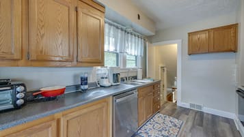 Fridge, microwave, stovetop, dishwasher