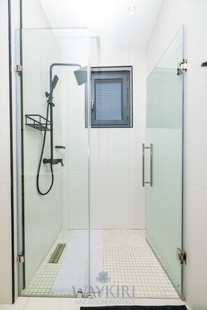 Haartrockner, Handtücher, Seife, Shampoo