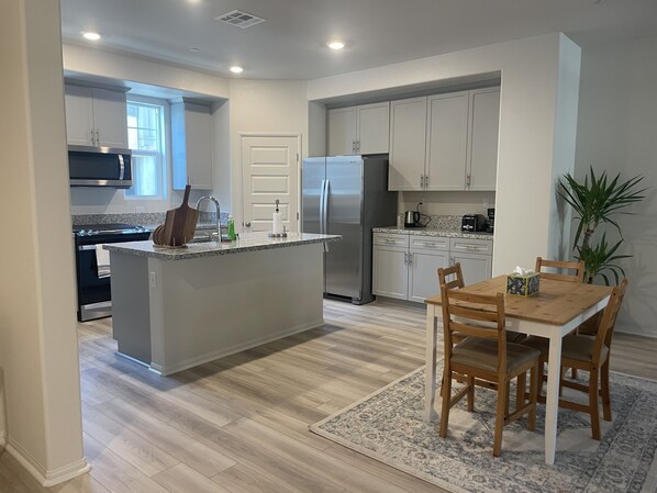 Kylskåp, mikrovågsugn, ugn och spishäll