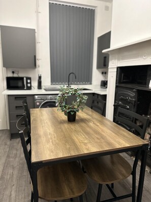 Dining - 5-bed Apartment in Altrincham Near Airport (Altrincham)