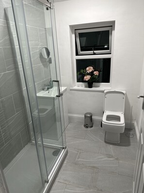 Apartment | Badezimmer | Dusche, Handtücher