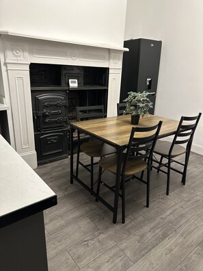 Dining - 5-bed Apartment in Altrincham Near Airport (Altrincham)