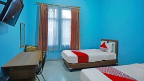 A hotel room with two beds, a TV, a desk, and a window with curtains. - Hotel O Sidikalang Near KEJAKSAAN NEGERI DAIRI (Kota Sidikalang)