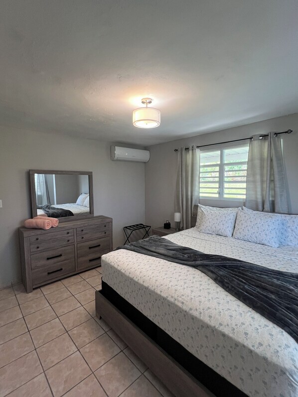 3 chambres, coffre-fort, fer et planche à repasser, lit de bébé portatif