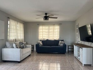 Smart TV, futbolito y tenis de mesa 