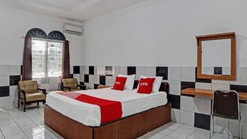 مكتب ومساحة عمل للكمبيوتر المحمول وواي فاي مجانًا وملاءات أسرّة