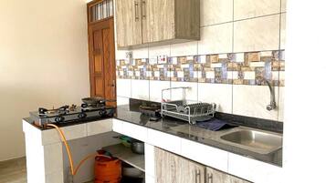 Geladeira, micro-ondas, cooktop, talheres/pratos/utensílios de cozinha