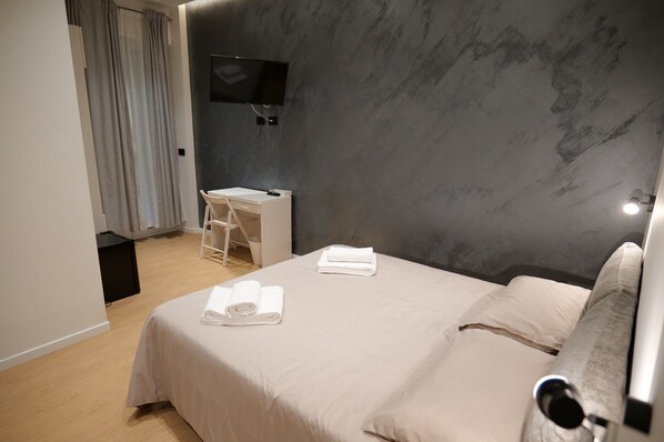 Phòng Deluxe, 1 phòng ngủ, có phòng tắm riêng | 1 phòng ngủ, két bảo mật tại phòng, bàn