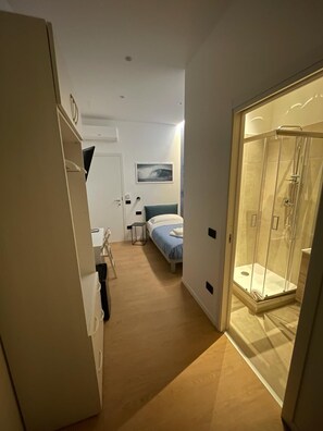 Classic-Zimmer, 1 Schlafzimmer, mit Bad | 1 Schlafzimmer, Zimmersafe, Schreibtisch, laptopgeeigneter Arbeitsplatz