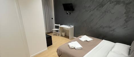 Deluxe Room, 1 Bedroom, Ensuite | 1 bedroom, in-room safe, desk, laptop workspace