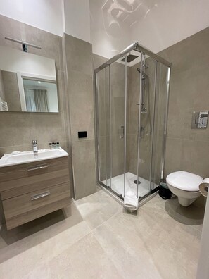 Comfort-rum - 1 sovrum - eget badrum | Badrum | Dusch, regndusch, hårtork och tofflor